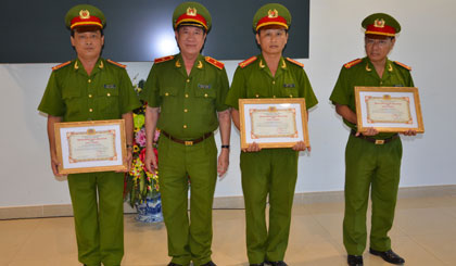 Thiếu tướng Nguyễn Phi Hùng, Phó Tổng cục trưởng Tổng cục Cảnh sát - Bộ Công an trao thưởng tập thể và cá nhân PC45 về thành tích xuất sắc tham gia khám phá nhanh 2 vụ án giết người xảy ra trên địa bàn huyện Gò Công Đông.
