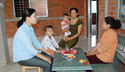 Chị Phan Thị Phân, Chi hội trưởng Phụ nữ ấp Mỹ Thạnh A, xã Long Tiên, huyện Cai Lậy đến thăm hỏi, chia sẻ với hội viên, phụ nữ bị bạo lực gia đình.