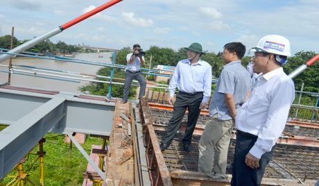 Chủ tịch UBND tỉnh Lê Văn Hưởng (thứ 3 từ phải sang) kiểm tra công trình cầu Chợ Gạo.