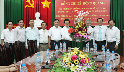 Ông Lê Hồng Quang, Ủy viên BCH Trung ương Đảng, Phó Bí thư Thường trực Tỉnh ủy tặng hoa chúc mừng cán bộ, giảng viên Trường Chính trị tỉnh.