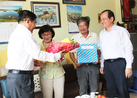 Tặng hoa chúc mừng bà Đồng Thị Bạch Tuyết, nguyên Giám đốc Sở GD-ĐT.
