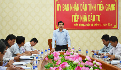 Chủ tịch UBND tỉnh phát biểu chỉ đạo tại cuộc họp ngày 18-11.