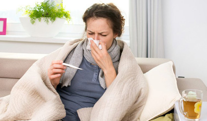 Không khí lạnh còn khiến khả năng tự vệ của cơ thể kém đi, virus dễ tấn công khiến bạn nhanh chóng bị ốm. (Ảnh: naturalhealth365).
