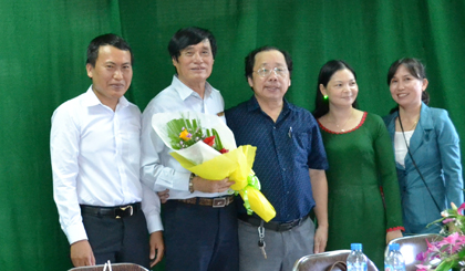 Ban Tổ chức hội thảo tặng hoa cho tác giả Trần Đỗ Liêm.