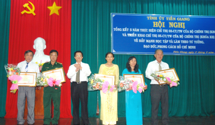 Chị Lê Thị Túy Vân (thứ 3 từ phải qua) nhận Bằng khen của Thủ tướng Chính phủ.