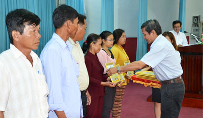 Ông Nguyễn Trung Trí, Phó Giám đốc Công ty Điện lực Tiền Giang trao thưởng cho khách hàng.