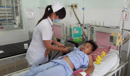Bé Trần Anh K, đang được chăm sóc tại Khoa Hồi sức chống độc Nhi- BV Đa khoa Trung tâm Tiền Giang.