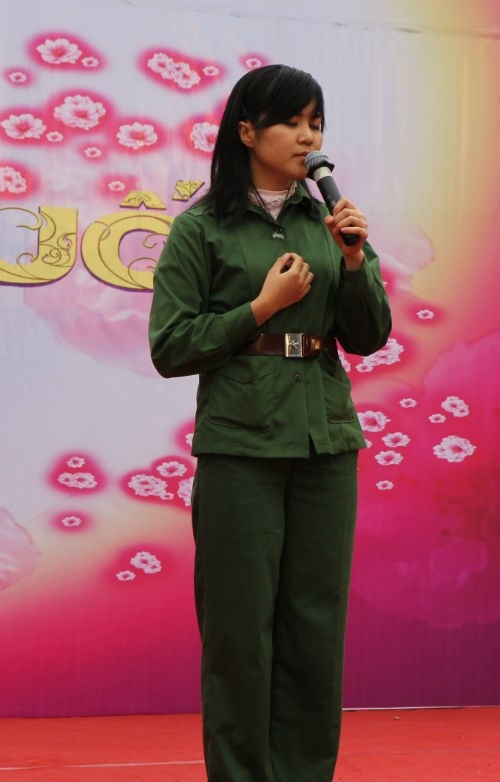 Phan Thị Ngọc Mai - sinh viên năm thứ ba - Đại học sư phạm Hà Nội - xúc động với màn đọc thơ