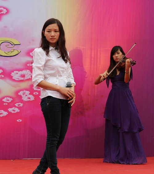 Lữ Thị Mai cùng nhạc công violon mở màn tổ khúc Tình yêu.