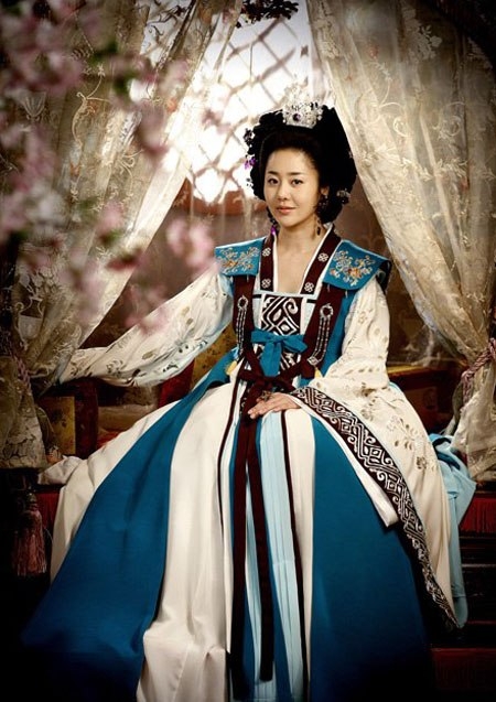 Mishil (Go Hyun Jung đóng) trong Nữ hoàng Seon Deok là nhân vật phản diện nhưng vẫn chiếm được tình cảm và sự ngưỡng mộ từ khán giả. Ở nhân vật điềm tĩnh, lạnh lùng này luôn toát lên vẻ đẹp sang trọng, kiêu hãnh đầy tự tin.
