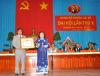Bí thư Tỉnh uỷ Trần Thị Kim Cúc tặng Bằng khen cho Đảng bộ huyện.