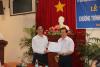 Ông Nguyễn Văn Phòng, Phó Chủ tịch UBND tỉnh đại diện nhận thẻ truy cập Internet do Bộ trưởng Lê Doãn Hợp trao tặng.