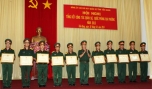 Đại tá Trần Văn Lan, Chỉ huy trưởng Bộ CHQS tỉnh trao thưởng cho các đơn vị.