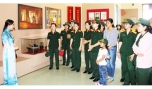 Hội Phụ nữ cơ sở Bộ CHQS tỉnh viếng Lăng cụ Phó bảng Nguyễn Sinh Sắc.
