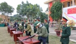 Học sinh trường THPT Hồ Xuân Hương  thực hành tháo lắp súng tại Hội thao giáo dục quốc phòng - an ninh. Ảnh: phapluatvn.vn