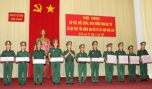 Đại tá Đoàn Thanh Xuân - Chính ủy Bộ CHQS tỉnh trao thưởng cho các đơn vị.