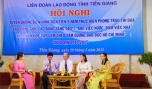 Bác sĩ Huỳnh Lâm Hải (ngồi giữa) giao lưu tại Hội nghị Tuyên dương điển hình tiên tiến trong công nhân, viên chức, lao động giai đoạn 2010 - 2015.