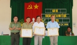 Khen thưởng các tập thể, cá nhân lập thành tích xuất sắc trong phong trào Toàn dân bảo vệ ANTQ (ngày hội xã Phú Nhuận, huyện Cai Lậy).