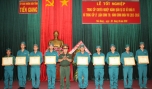 Đại tá Nguyễn Văn Bé Bảy, Hiệu trưởng Trường Quân sự tỉnh trao Giấy khen cho các cá nhân.