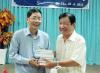 Soạn giả Huỳnh Anh - CT Hội VHNT Tiền Giang gửi tặng các ấn phẩm của Hội cho nhà thơ Mai Thìn