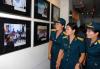 Các nữ chiến sĩ phòng không không quân đóng trên địa bàn TP.HCM xem triển lãm về những người lính biển - Ảnh: Hoàng T