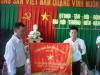 Ông Trần Văn Thạo, Phó Chủ tịch UBND huyện Châu Thành trao cờ thi đua.