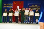Đại tá Phan Hồng Châu, Chỉ huy trưởng Biên phòng tỉnh trao tặng Kỷ niệm chương “Vì chủ quyền an ninh biên giới”.