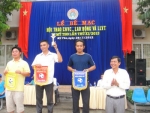 Ông Bùi Văn Bảo - Chủ tịch LĐLĐ TP. Mỹ Tho trao giải nhất, nhì, ba môn bóng đá mini cho các đội.