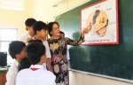Học sinh Trường THCS Tân Phong trao đổi với giáo viên sau tiết học.