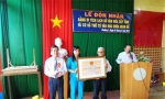 Ông Võ Tấn Phong, Phó Giám đốc Sở VH-TT&DL trao Bằng Di tích lịch sử văn hóa cấp tỉnh cho Ban Quản lý chùa Quan Đế.