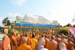 Các tăng, ni, phật tử đến dự Lễ khánh thành tượng Phật nhập niết bàn.