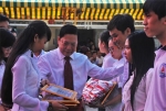 Bí thư Tỉnh ủy Trần Thế Ngọc trao thưởng cho các học sinh đạt từ 27 điểm trở lên trong kỳ thi tuyển sinh đại học vừa qua.