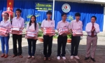 Ông Trần Thế Ngọc, Bí thư Tỉnh ủy trao thưởng cho các học sinh của trường đạt từ 27 điểm trở lên trong kỳ thi tuyển sinh ĐH 2013.