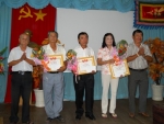 Soạn giả Huỳnh Anh và nhà thơ Hữu Đức trao giấy khen cho các tập thể hoàn thành xuất sắc nhiệm vụ năm 2013