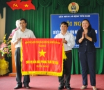 Phó Chủ tịch UBND tỉnh Trần Kim Mai trao Cờ thi đua xuất sắc của Thủ tường Chính phủ cho LĐLĐ tỉnh.