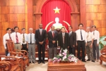 Chủ tịch UBND tỉnh Nguyễn Văn Khang cùng lãnh đạo các sở, ngành chụp hình lưu niệm cùng đoàn đại sứ Mozambique.