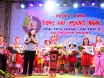 Bà Trần Kim Mai, Phó Chủ tịch UBND tỉnh trao giải cho các thí sinh đoạt giải ở Bảng C.