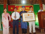 Ông Nguyễn Tấn Phong, Phó Giám đốc Sở Văn hóa - Thể thao và Du lịch tỉnh trao bằng di tích lịch sử văn hóa.