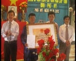 Lãnh đạo Sở VH-TT&DL và UBND huyện Tân Phước trao bằng “Di tích lịch sử - văn hóa đình Phú Mỹ”.