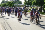 Giải xe đạp phong trào hấp dẫn người dân trên lộ trình đua.