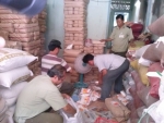 Đoàn kiểm tra liên ngành Ban Chỉ đạo 127 tỉnh tiến hành kiểm tra, tịch thu số lượng bột gạo, bột nếp giả nhãn hiệu hàng hóa tại cơ sở của bà Hạnh.