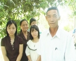 Vợ chồng ông Nguyễn Văn Hùng, bà Huỳnh Thị Nhị và 3 người con gái.