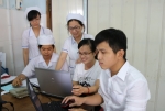 Nữ điều dưỡng Nguyễn Thị Mỹ Linh (người đứng giữa) trao đổi với đồng nghiệp