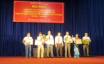 Ông Nguyễn Văn Khang - Chủ tịch UBND tỉnh Tiền Giang (đứng giữa) trao giải cho các tác giả đoạt giải Nhất