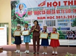 Bà Trần Thị Quý Mão - Trưởng Phòng Giáo dục - Đào tạo TP. Mỹ Tho trao giải cho các đội xuất sắc nhất ở bậc Tiểu học.