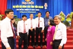 Bà Nguyễn Thị Hồng Lý, Phó Chủ tịch Hội Nông dân Việt Nam; ông Trần Long Thôn, Trưởng Ban Dân vận Tỉnh ủy trò chuyện với các đại biểu.