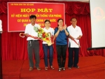 Bà Nguyễn Thị Bích Thủy, Phó Chánh Văn phòng UBND tỉnh trao giải các hoạt động thể thao.