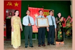 Bà Trần Kim Mai trao bằng chứng nhận Huân chương Lao động hạng Nhất cho lãnh đạo nhà trường.