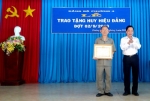 Trao tặng Huy hiệu 65 năm tuổi Đảng cho ông Huỳnh Văn Niềm, nguyên Bí thư Tỉnh ủy Tiền Giang