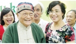Nhà văn Tô Hoài lúc 93 tuổi, vẫn chống gậy đi dự lễ kỷ niệm Dế mèn phiêu lưu ký 70 tuổi (ngày 20-11-2012) với nụ cười trên môi.